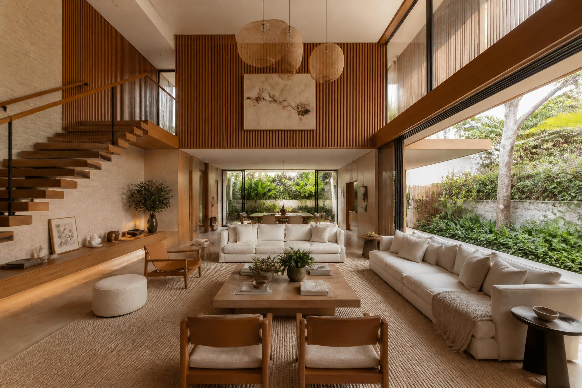 Sala de estar de residência moderna com pé-direito duplo, madeira natural e jardim